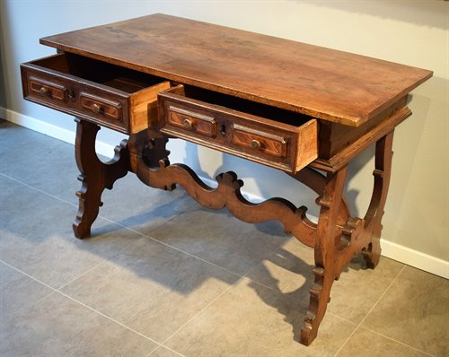 Table walnut